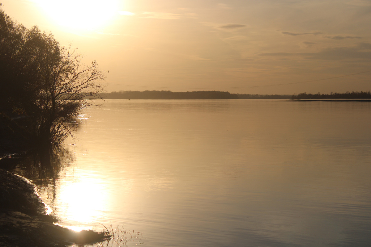 Река под лёгкой дымкой...