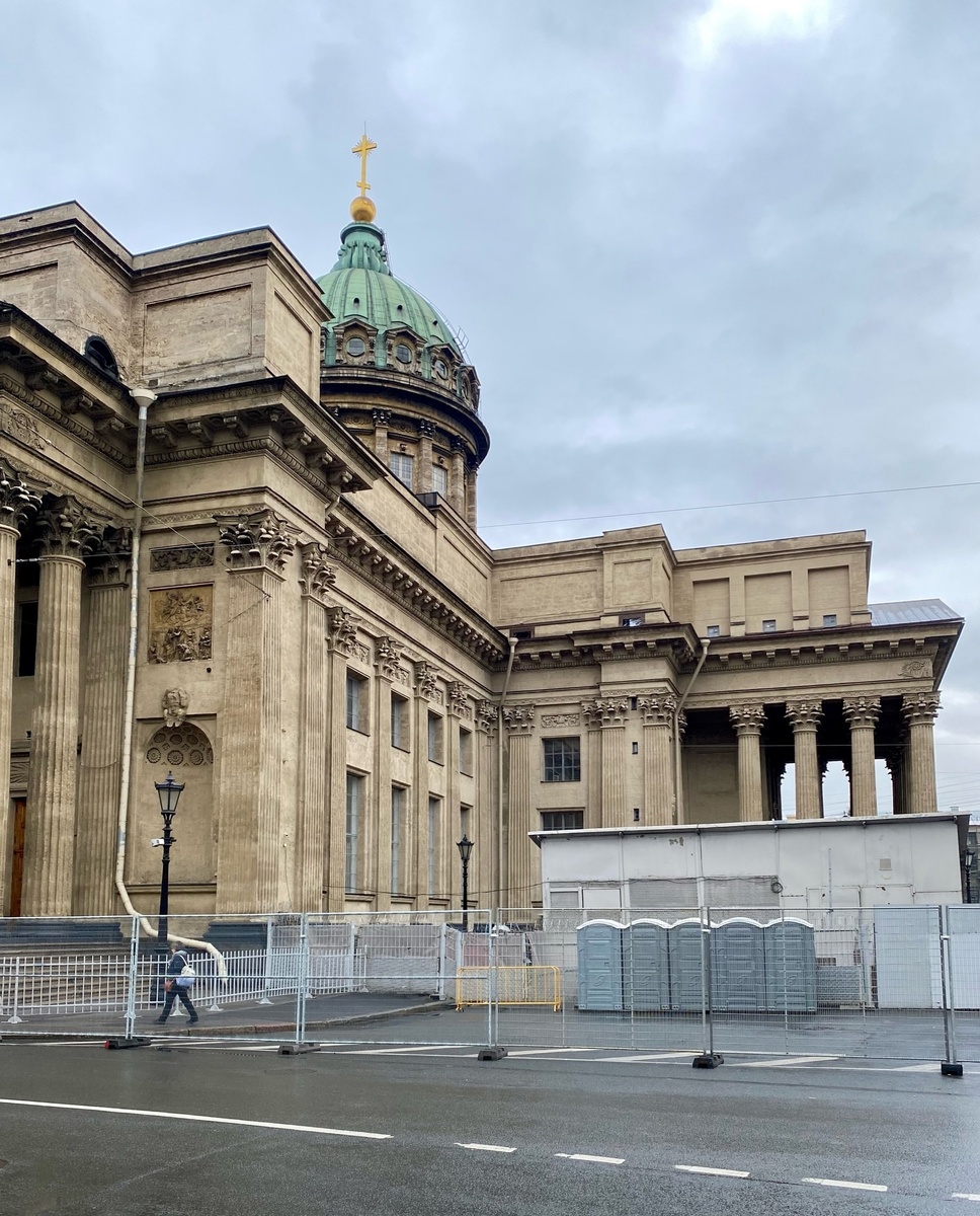  туалетные кабины у Казанского собора, Санкт-Петербург