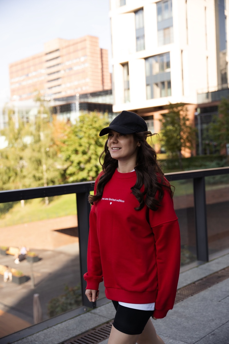 красный свитшот total love