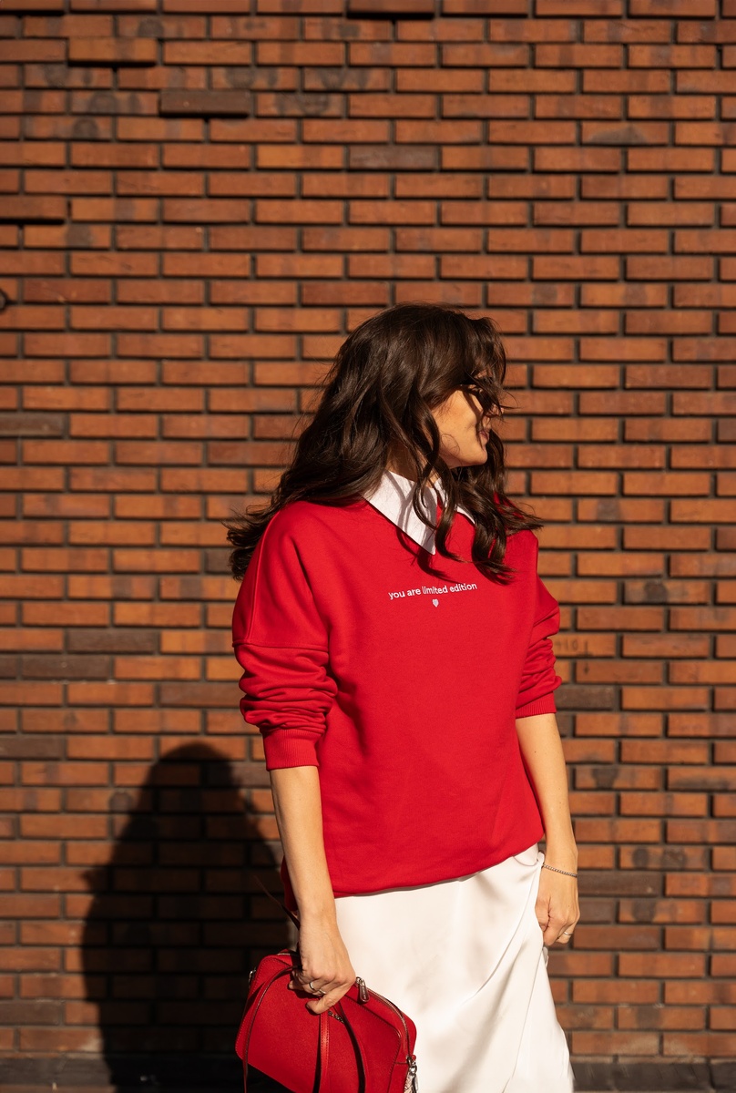 красный свитшот с вышивкой total-love.ru