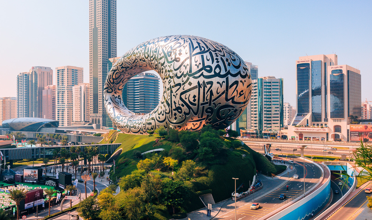 Прохладные месяцы отлично подходят для того, чтобы побывать в футуристическом здании музея будущего в Дубае.Фото: Captured Blinks / Shutterstock.com