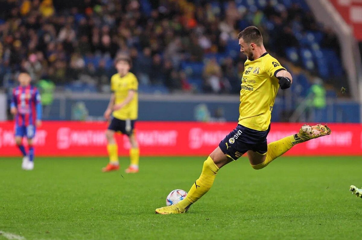    Комличенко вышел в атаке "Ростова", потому что не сможет сыграть в матче РПЛ. Фото: пресс-служба ФК "Ростов"