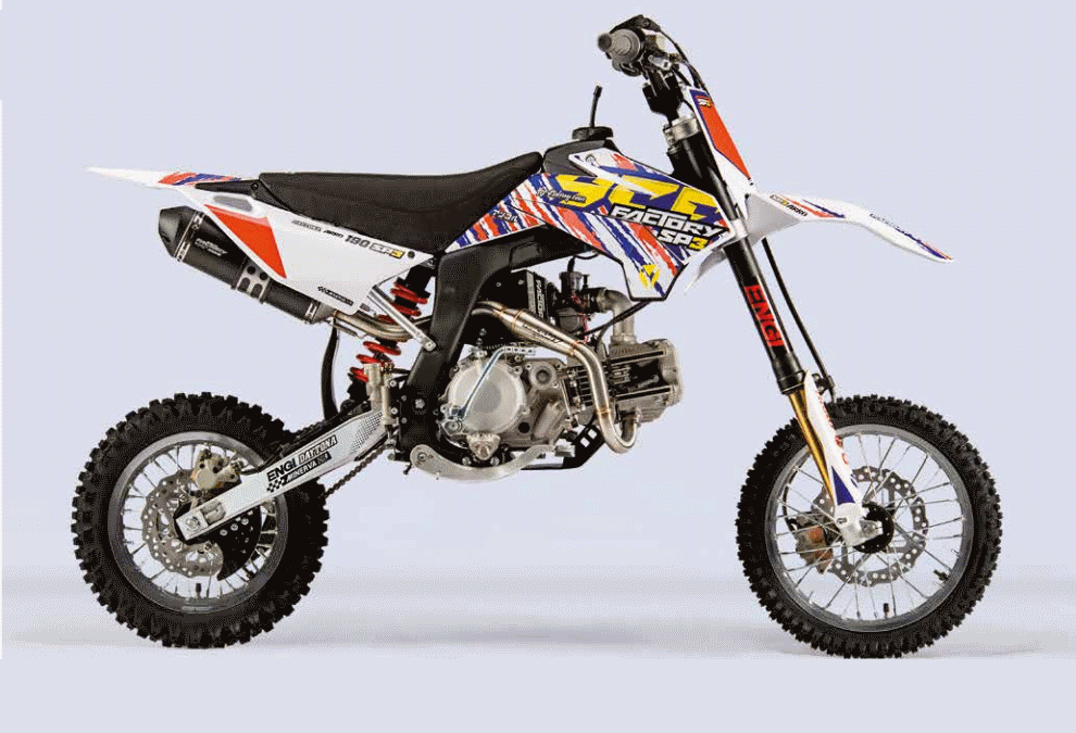 Питбайк YCF FACTORY SP3 F190 DAYTONA 14/12 2020 года — это спортивный аппарат, адресованный опытным райдерам, серьёзно занимающимся мини-мотокроссом. 4Некоторые характеристики:Двигатель: объём — 190 см³, мощность — 20 л. с., объём топливного бака — 3,8 л, система охлаждения — воздушно-масляная. 23Колёса: передние — 14 дюймов, задние — 12 дюймов. 1Система запуска: ручной стартер. 2Передняя подвеска: телескопическая, перевёрнутого типа, 800 мм, регулируемая. 2Задняя подвеска: моноамортизатор 355 мм, регулируемый. 2Тормоза: передние — дисковые гидравлические, задние — тоже дисковые гидравлические. 2Объём топливного бака: 3,8 л. 2Трансмиссия: механическая. 2Система подачи топлива: карбюратор Keihin PE28. 2Рама: стальная. 2Габариты: 166,5 x 76 x 103 см. 2Сухая масса: 73 кг. 1