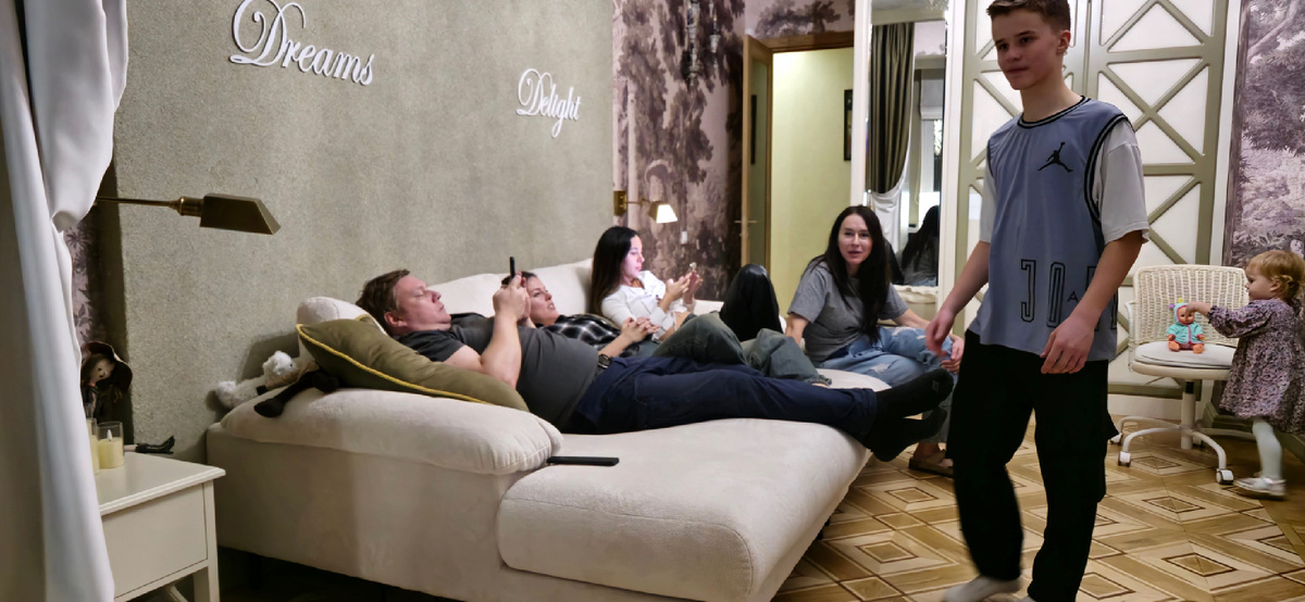 Когда все разбрелись по квартире