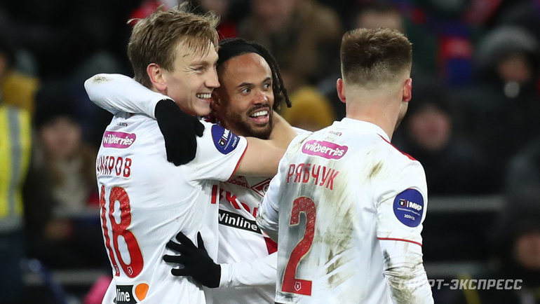    Игроки «Спартака» Наиль Умяров (№ 18), Тео Бонгонда и Олег Рябчук (№ 2) празднуют гол в матче РПЛ против ЦСКА 2 ноября 2024 года.Федор Успенский