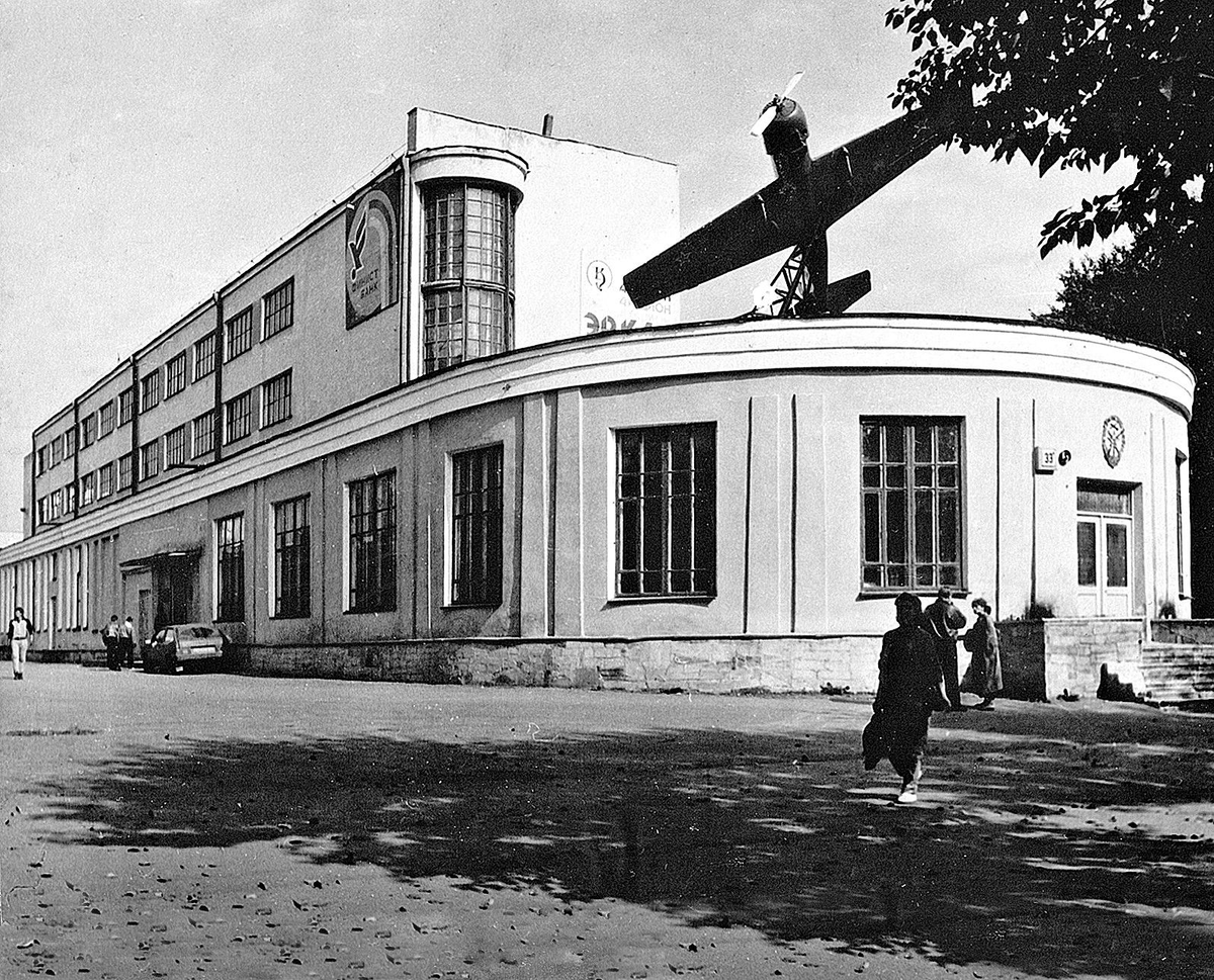 Дом обороны, 1991-2000 гг. Источник; https://pastvu.com/p/1237616