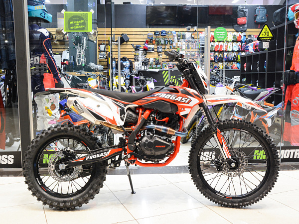    Кубатура300 см кубДвигатель4-х тактный, с воздушным охлаждением ZS300PRМаксимальная мощность27 л.с.Максимальная скорость140 км.часСистема запускаЭлектростартерСцеплениеМеханическое в масляной ваннеСистема подачи топливаКарбюратор NIBBI RACING BLACK PE30ОхлаждениеВоздушноеЧисло передач1-N-2-3-4-5Тип зажиганияCDIПередняя подвескаKYB-Tech, регулируемаяЗадняя подвескаKYB-Tech, регулируемаяЗадний дискR18Задняя шинаKenda 120/100-18Передний дискR21Передняя шинаKenda 80/100-21Длина1930 ммБаза по осям1310 ммВысота по седлу920 ммВысота по рулю1010 ммРамаСтальГрузоподъемность150 кгТопливоАИ-95ЭлектрикаФара, приборная панельПривод на заднее колесоЦепьПередние тормозаДисковые гидравлическиеЗадние тормозаДисковые механическиеБагажникНетОграничительНетТип КППМеханикаРазмер колёс21/18БрендPROGASIЁмкость топливного бака5.5 л.Новая модель Progasi Super Max 300 2023 модельного года! Вы хотели больше эмоций, скорости и адреналина? Встречайте Progasi Super Max 300, разработанный специально для динамичного движения по пересечённой местности! Progasi Super Max 300 - это выбор как продвинутых новичков, так и опытных райдеров. Мощный и надежный двигатель PR300 с воздушным охлаждением и 6-ступенчатой трансмиссией в паре со спортивным карбюратором Nibbi Racing 30 и выхлопом Progasi Exhaust System обеспечивают идеальную композицию и мощность 27 л.с