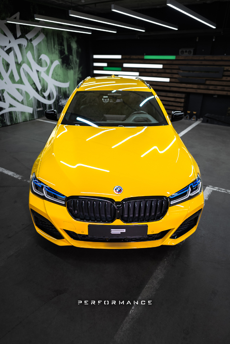 BMW 5 в цветный полиуретановой пленке в Performance detailing 