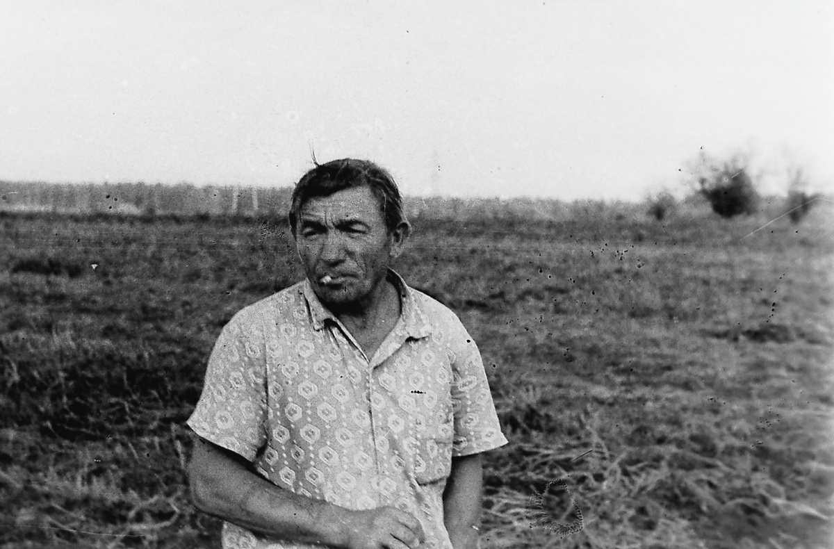 Отец редко расставался с папироской. Фото середины 1980-ых из личного архива автора.