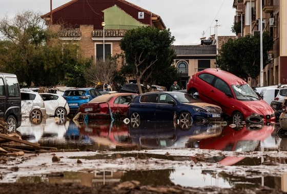    Автомобили, скопившиеся у DANA, 3 ноября 2024 г. в Пайпорте, Валенсия, Валенсийское сообщество (Испания)