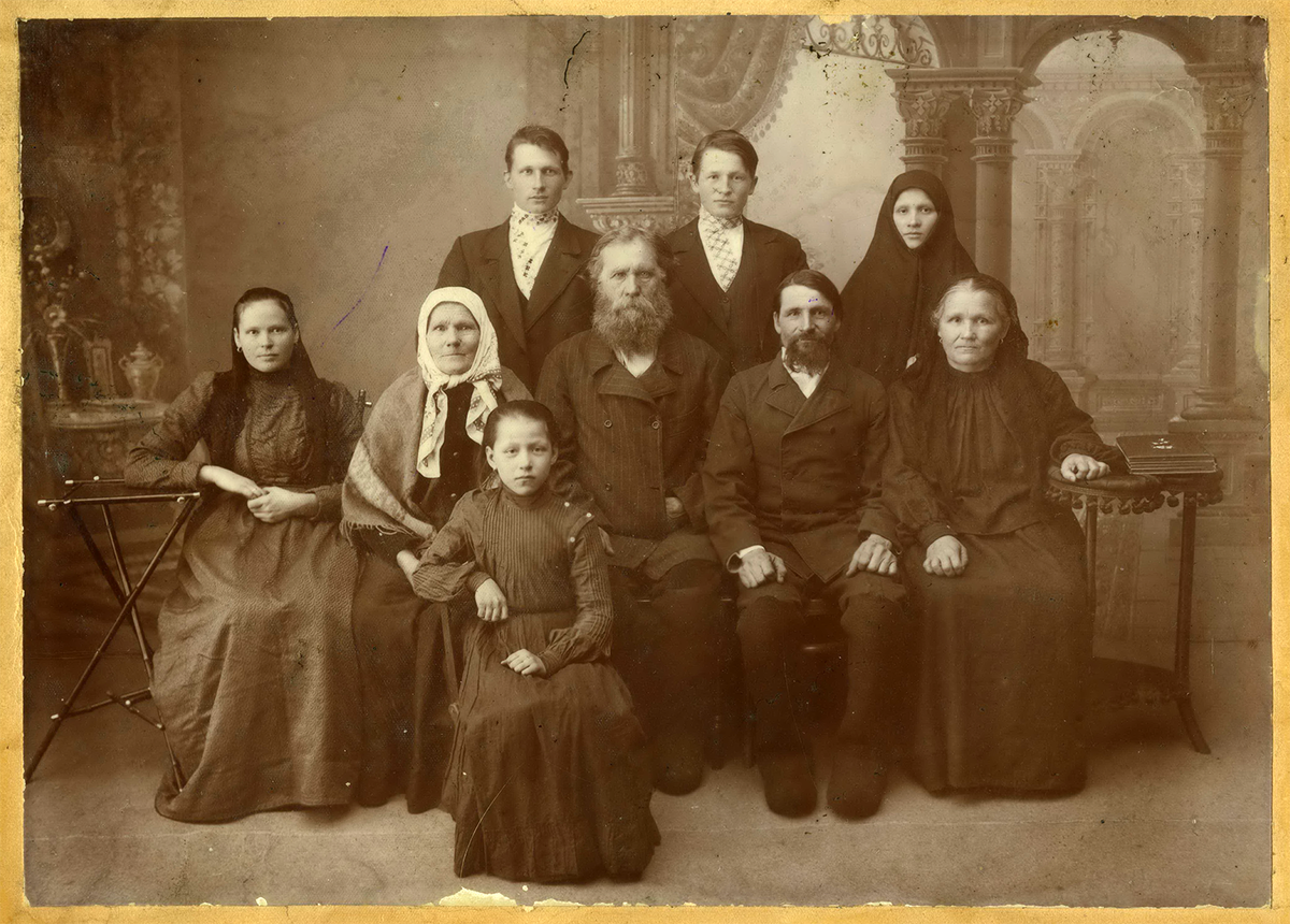 Степан Иванович на фото второй справа (по отчиму - Степан Львович Аристов, родной брат моей прабабушки Евпраксии Ивановны, в замужестве Кропанцевой). Слева от него сидит отчим Аристов Лев Михайлович (1834-1909). д. Алапаиха, 1905 г.