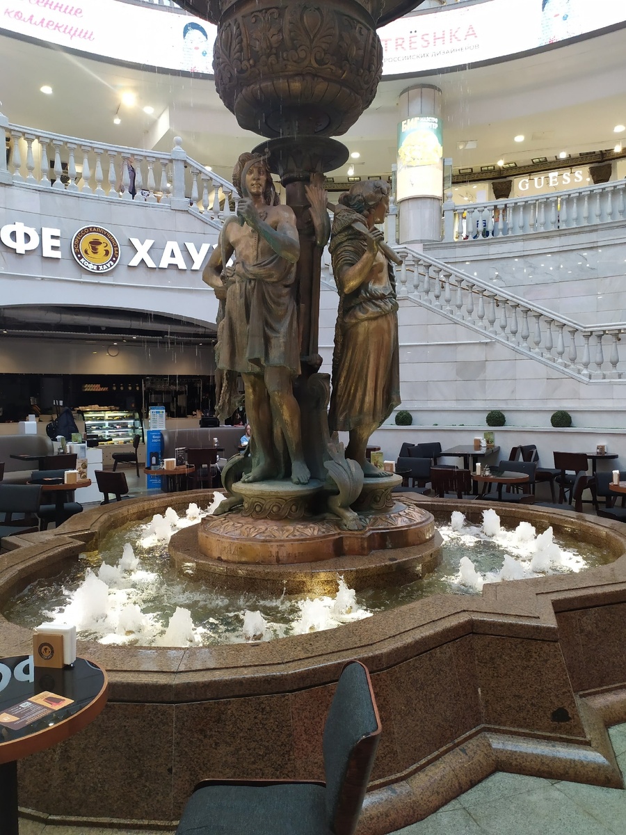 ТЦ. Мошенники орудуют в маленьких магазинах, в больших им сложно обмануть, слишком много свидетелей.