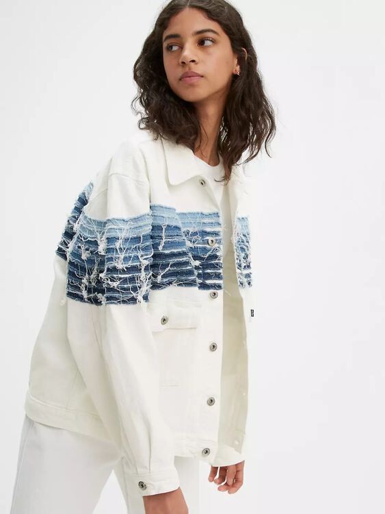 Не обработанный крой, всегда дает интересный эффект, еще и зависит от направления кроя