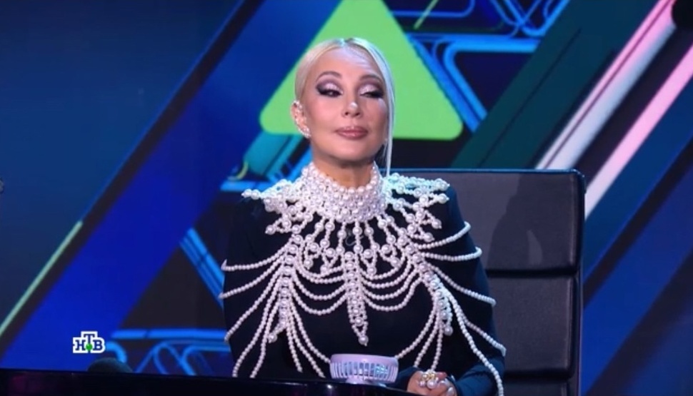 Лера Кудрявцева в странном наряде. Фото скрин шот программы. 