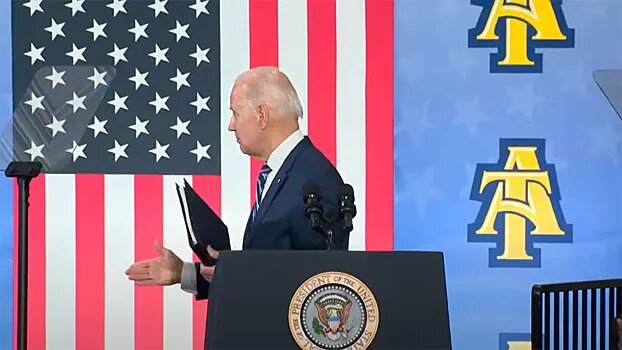 Здоровающийся с воздухом президент США, стал не персонажем пародийной комедии. В 2021-ом году, он шагнул в реальность.