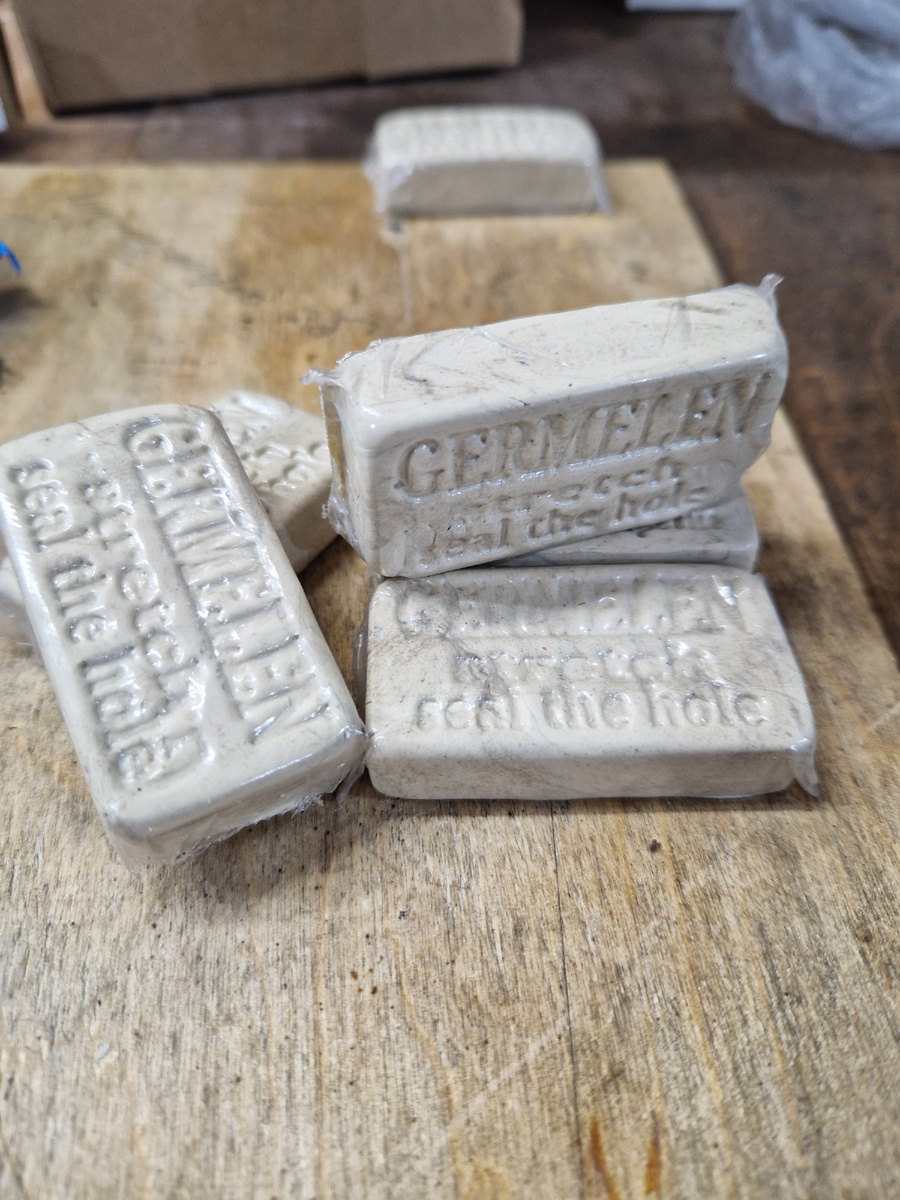 Гермелен Germelen — мастика для герметизации отверстий после установки кондиционера.