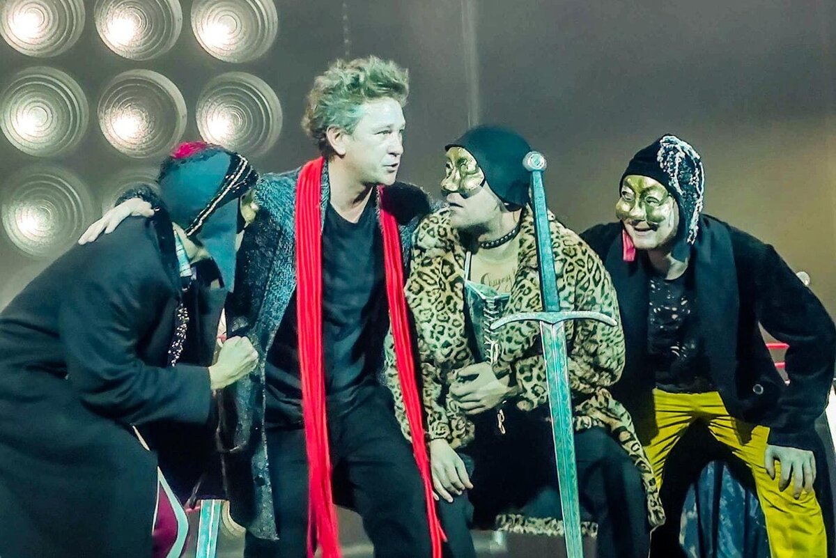    Гамлет с "зашедшими не в ту дверь" актёрами, которых он приглашает сыграть в своей пьесе "Мышеловка" Оксана Чертова