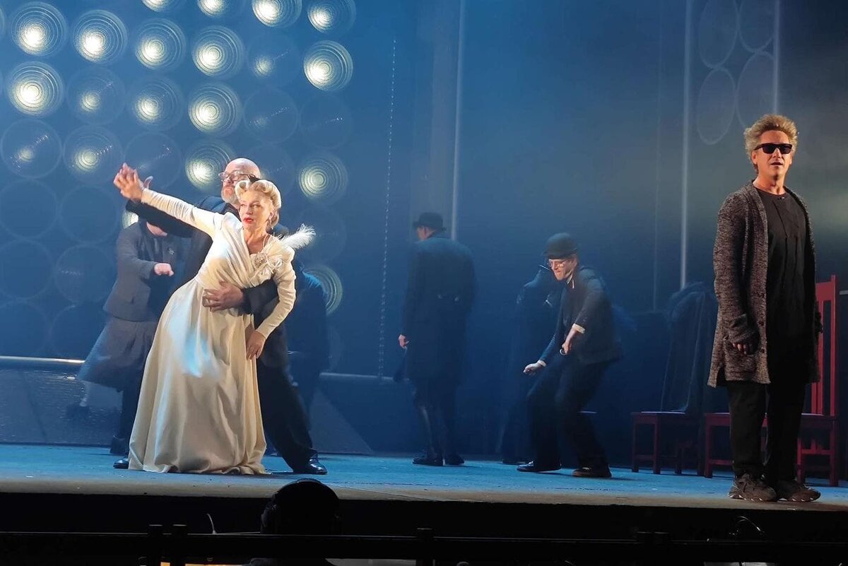    Клавдий (Максим Аверин) и Гертруда (Анна Якунина) танцуют на глазах у Гамлета (Антон Шагин) свадебный танец.Оксана Чертова