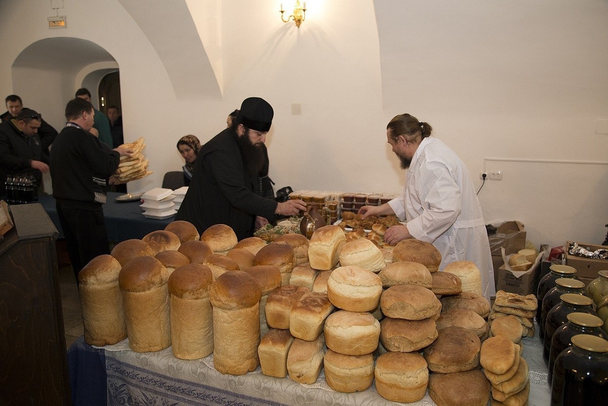 Вот это хлебушек! В трапезной Новоспасского монастыря. Источник: https://monasterium.ru/novosti/novosti-stavropigialnykh-monastyrej/789-v-novospasskom-monastyre-sostoyalsya-pervyj-festival-postnoj-kukhni/#gallery-2