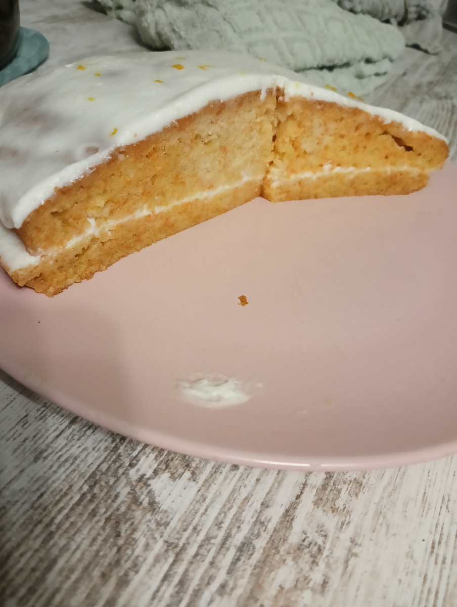 Делала рано утром, чтоб не разбудить сына. Взбивала венчиком вручную, бисквит поднялся не очень сильно