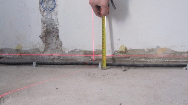 Отмечаем с помощью лазерного нивелира уровень чистового пола