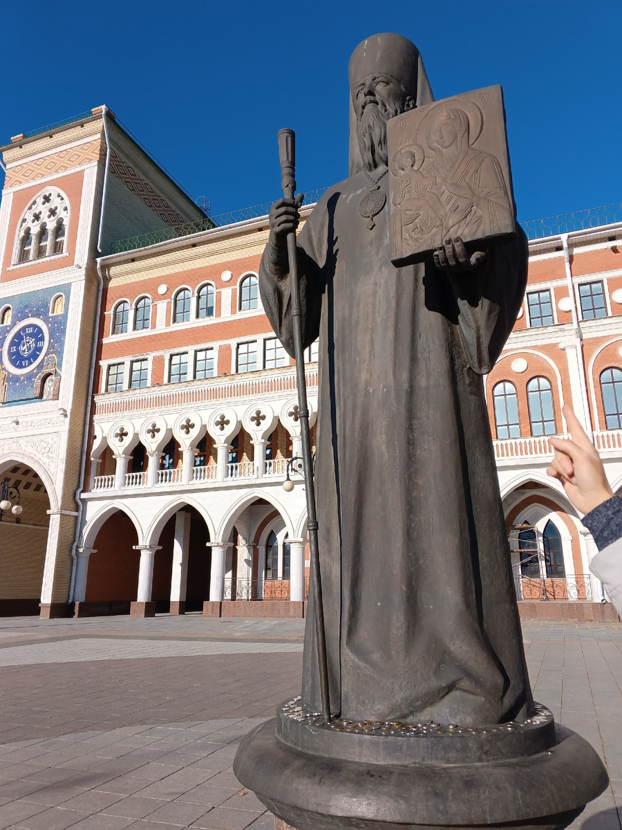 фото автора: вид площади Ноготокова-Оболенского с памятником владыке Леониду