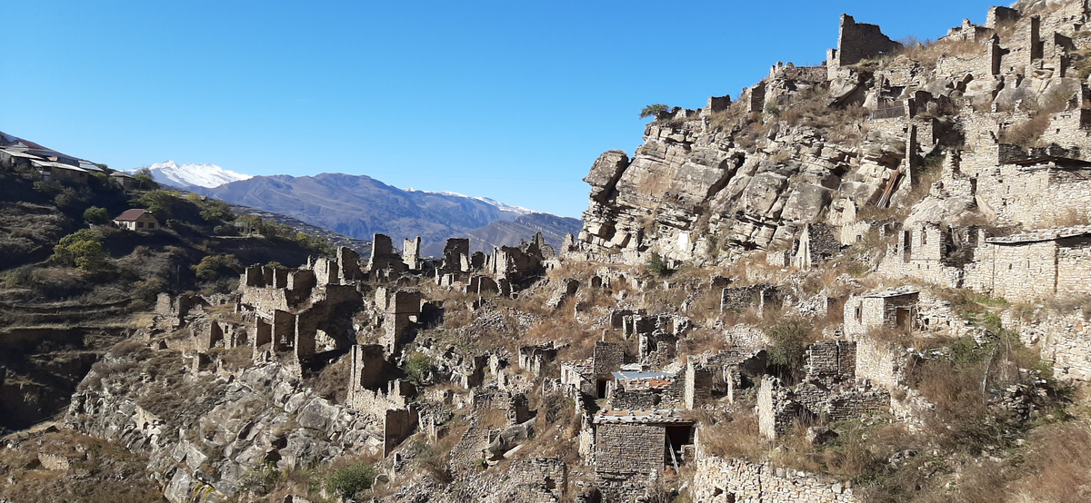 Кахиб в октябре 2024г. Фото автора. С противоположной стороны на фоне гор башни не сразу заметны, так как сливаются с местностью