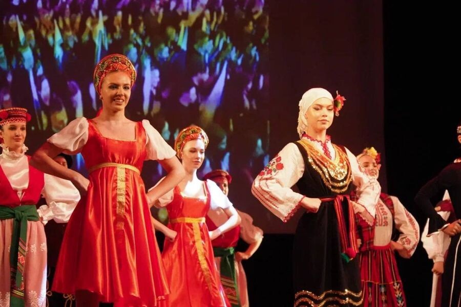 Мелитопольцы отметили День народного единства большим праздничным концертом, который подготовили творческие коллективы ДК им. Шевченко, ДК железнодорожников, Центра внешкольного образования, Детской музыкальной школы №1, Детской школы искусств, источник – Телеграм-канал Данильченко Галина