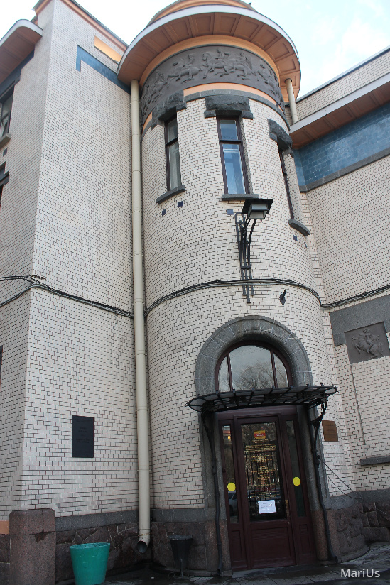 Вход в поликлинику