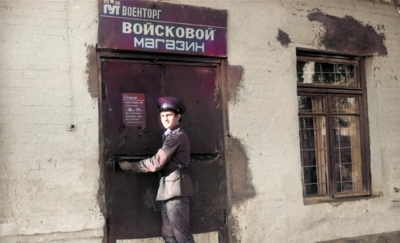 Военторг в одной из военных частей. Изображение взято из открытого источника "Яндекс. Картинки".