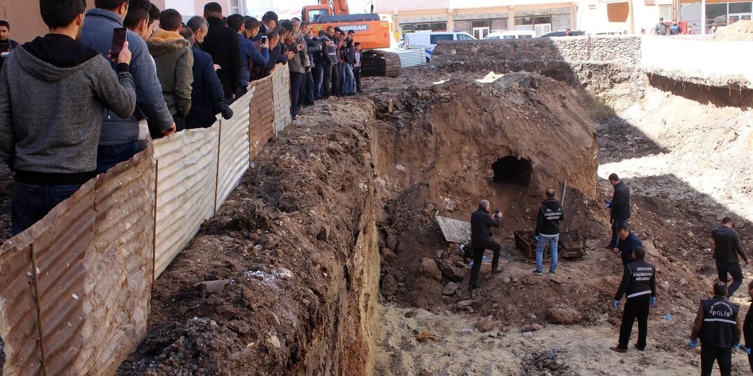 Потрясающая находка турецких строителей во время рытья котлована. Они обнаружили хорошо сохранившийся склеп русского офицера 19 века