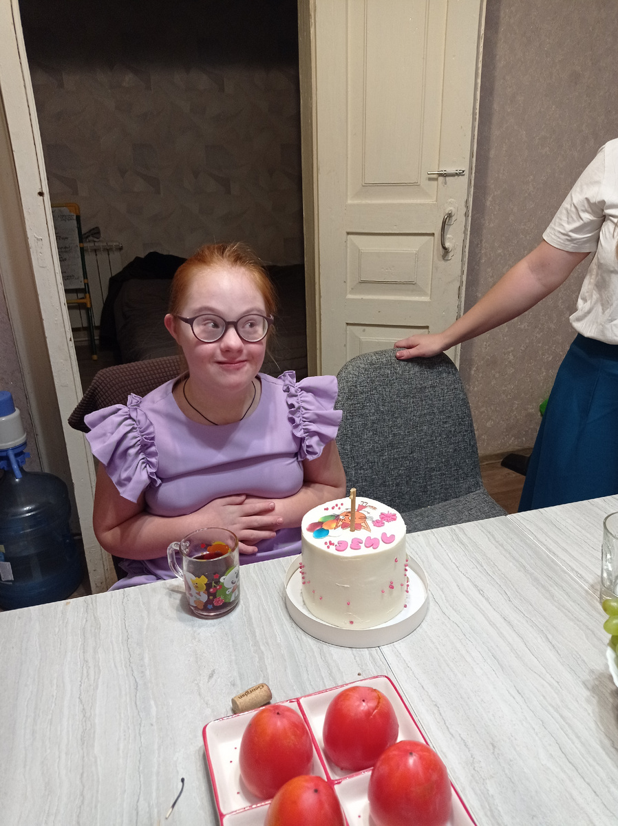 Лиза и торт с любимым мультиком