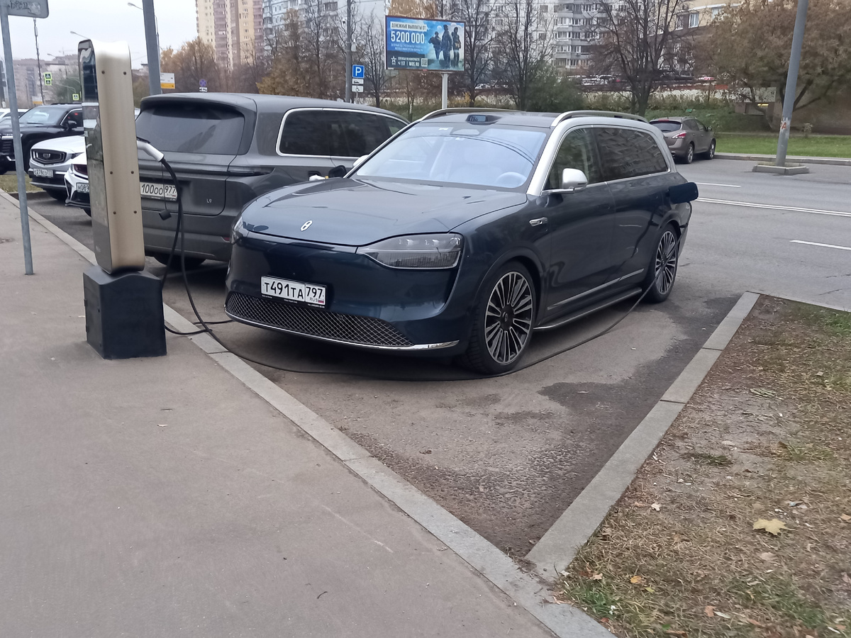 Aito Seres M9, ввезённый в нашу страну по альтернативным каналам. Фото сделано в Москве.