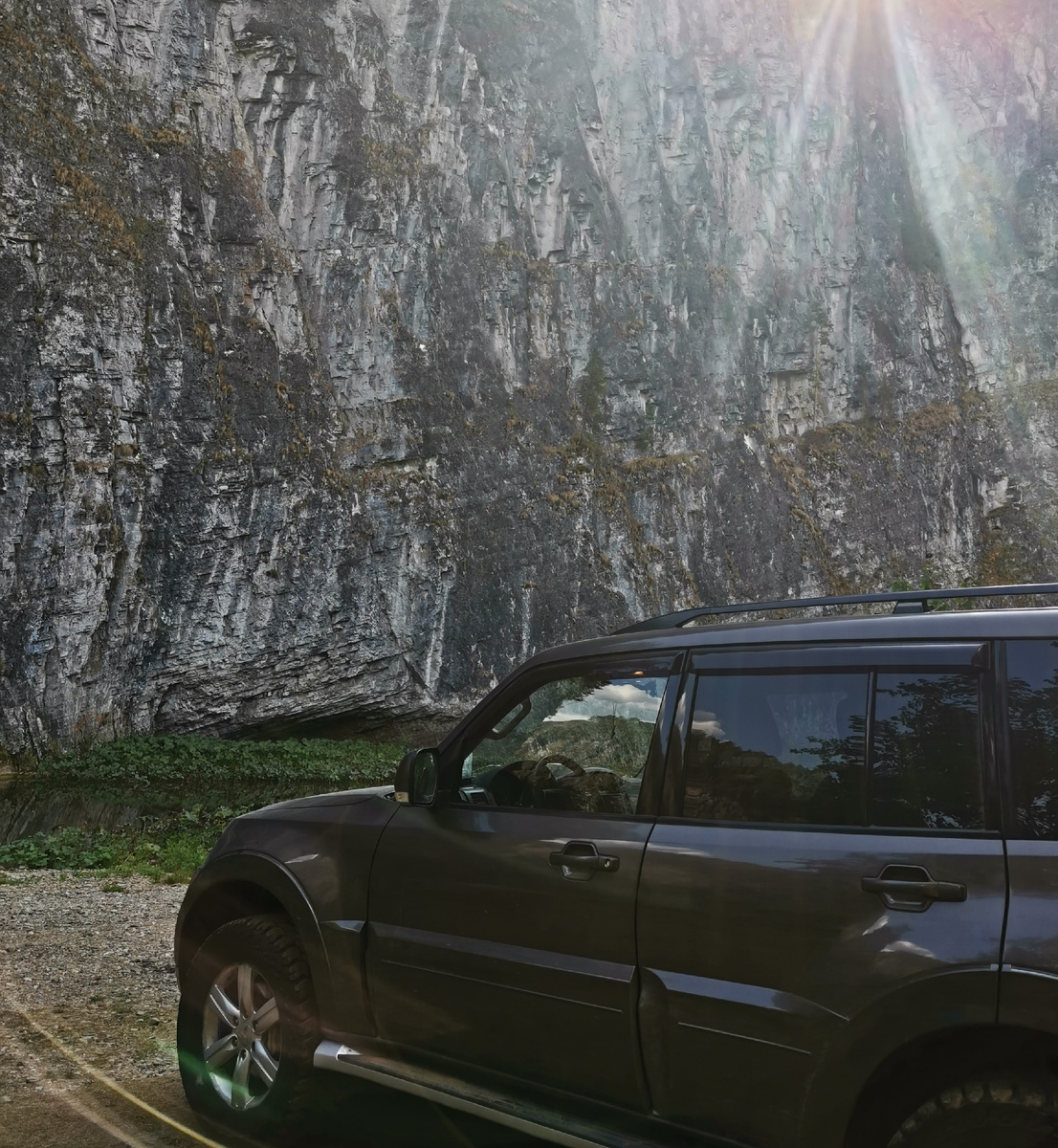 Внедорожник казался игрушечным