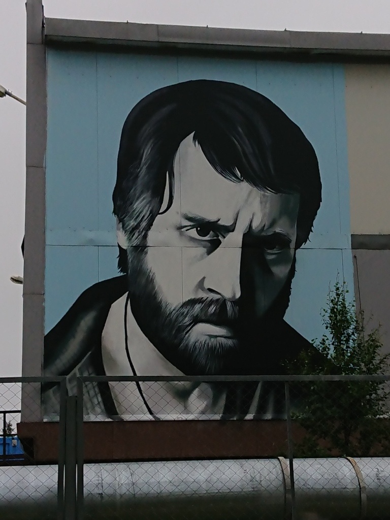  Нельзя пройти мимо символа Салехарда Заглянул к ещё одному символу Севера, прошёл по мосту и заглянул на речной вокзал. Ну и, как повелось... муралы! Есть даже 3-мерные!-3-3