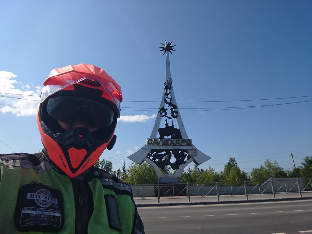  Нельзя пройти мимо символа Салехарда Заглянул к ещё одному символу Севера, прошёл по мосту и заглянул на речной вокзал. Ну и, как повелось... муралы! Есть даже 3-мерные!-8