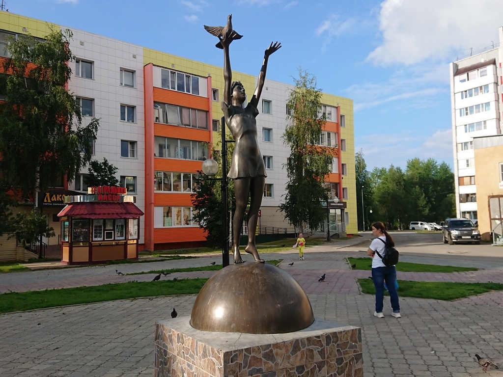  Нельзя пройти мимо символа Салехарда Заглянул к ещё одному символу Севера, прошёл по мосту и заглянул на речной вокзал. Ну и, как повелось... муралы! Есть даже 3-мерные!-15-3