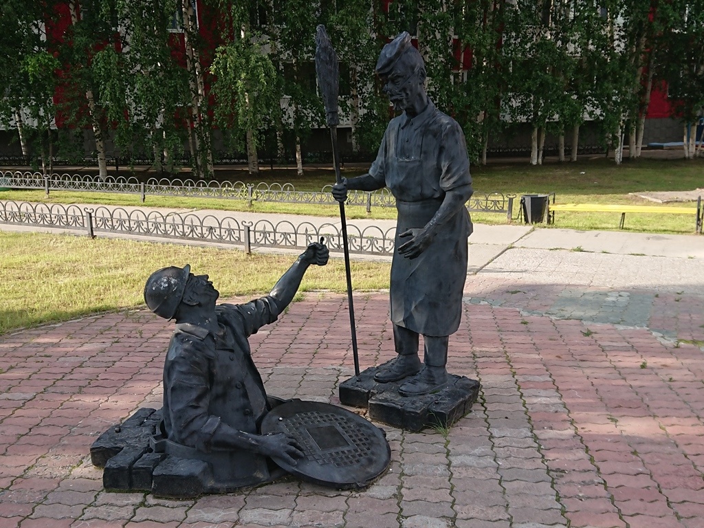  Нельзя пройти мимо символа Салехарда Заглянул к ещё одному символу Севера, прошёл по мосту и заглянул на речной вокзал. Ну и, как повелось... муралы! Есть даже 3-мерные!-15-2
