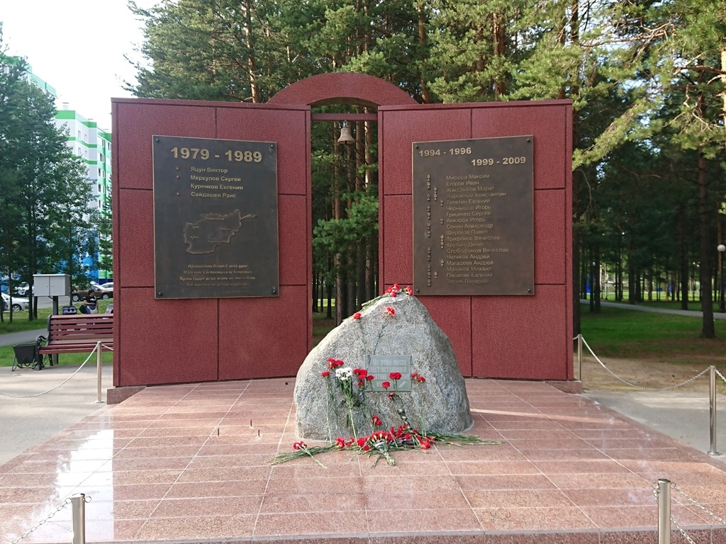  Нельзя пройти мимо символа Салехарда Заглянул к ещё одному символу Севера, прошёл по мосту и заглянул на речной вокзал. Ну и, как повелось... муралы! Есть даже 3-мерные!-16