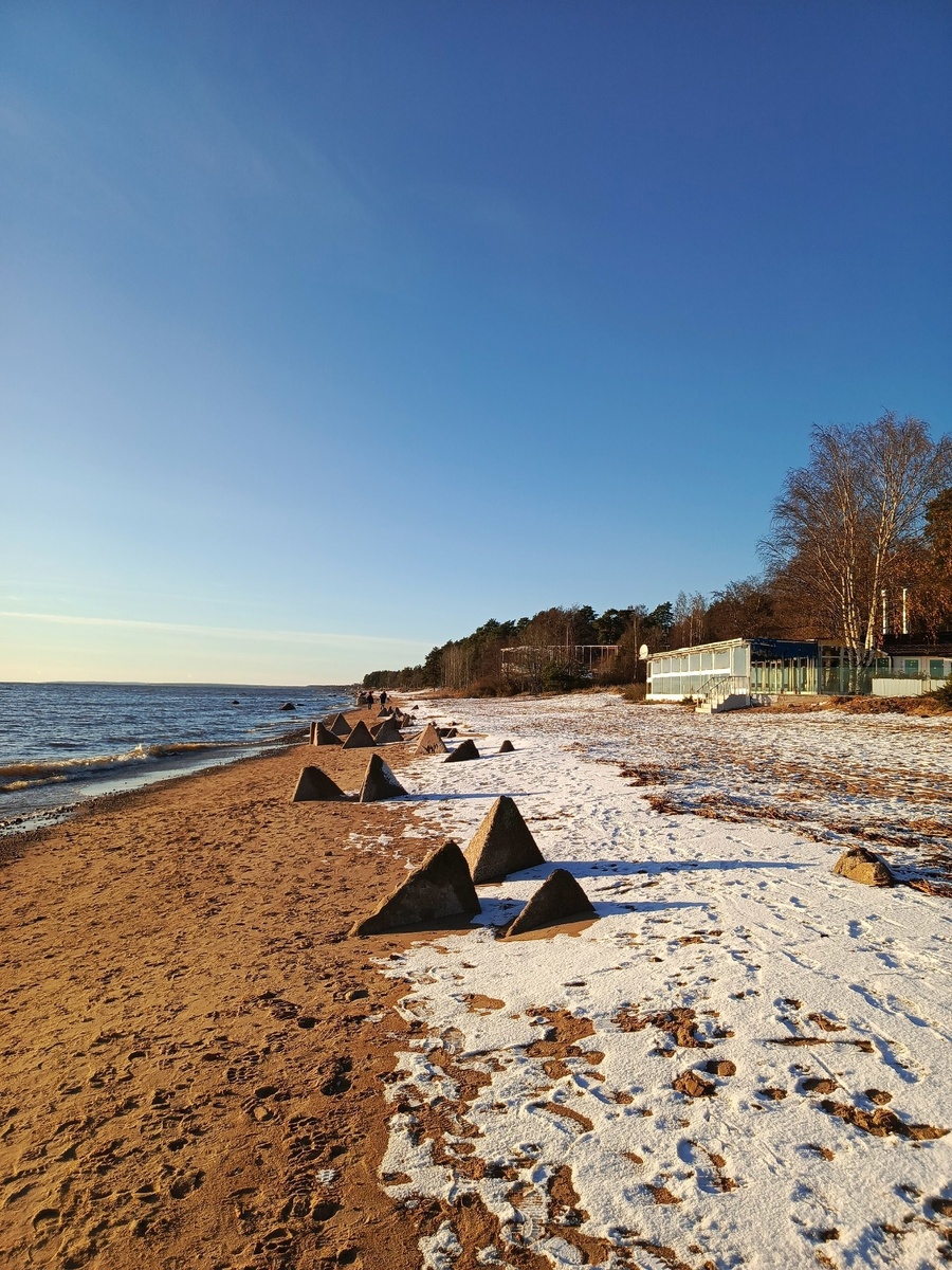 Были удивлены, что вдоль всей водной линии установлены защитные сооружения