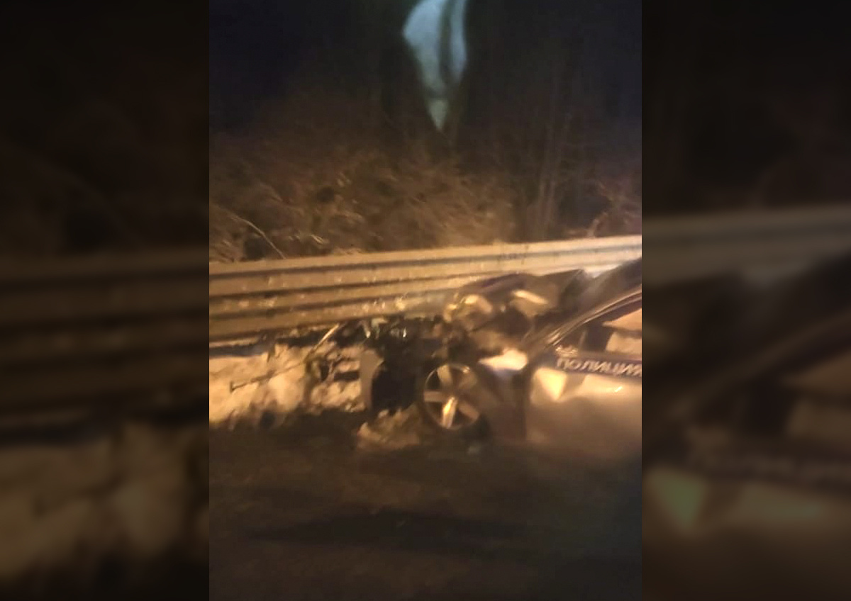    На Симферопольском шоссе пробка, машина ДПС врезалась в отбойник