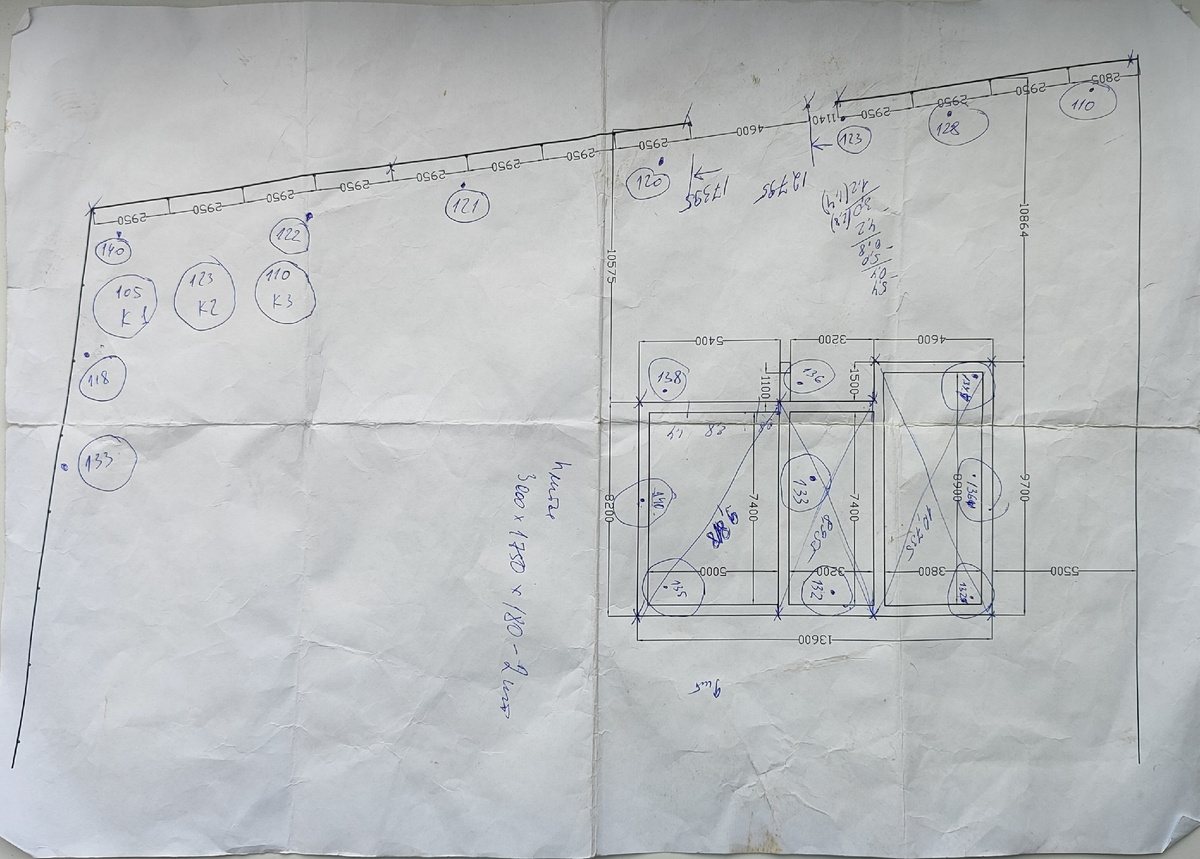 Результаты измерений (в сантиметрах) высотных отметок поверхности земли обведены в кружочках. Чем больше значение - тем ниже уровень земли. 