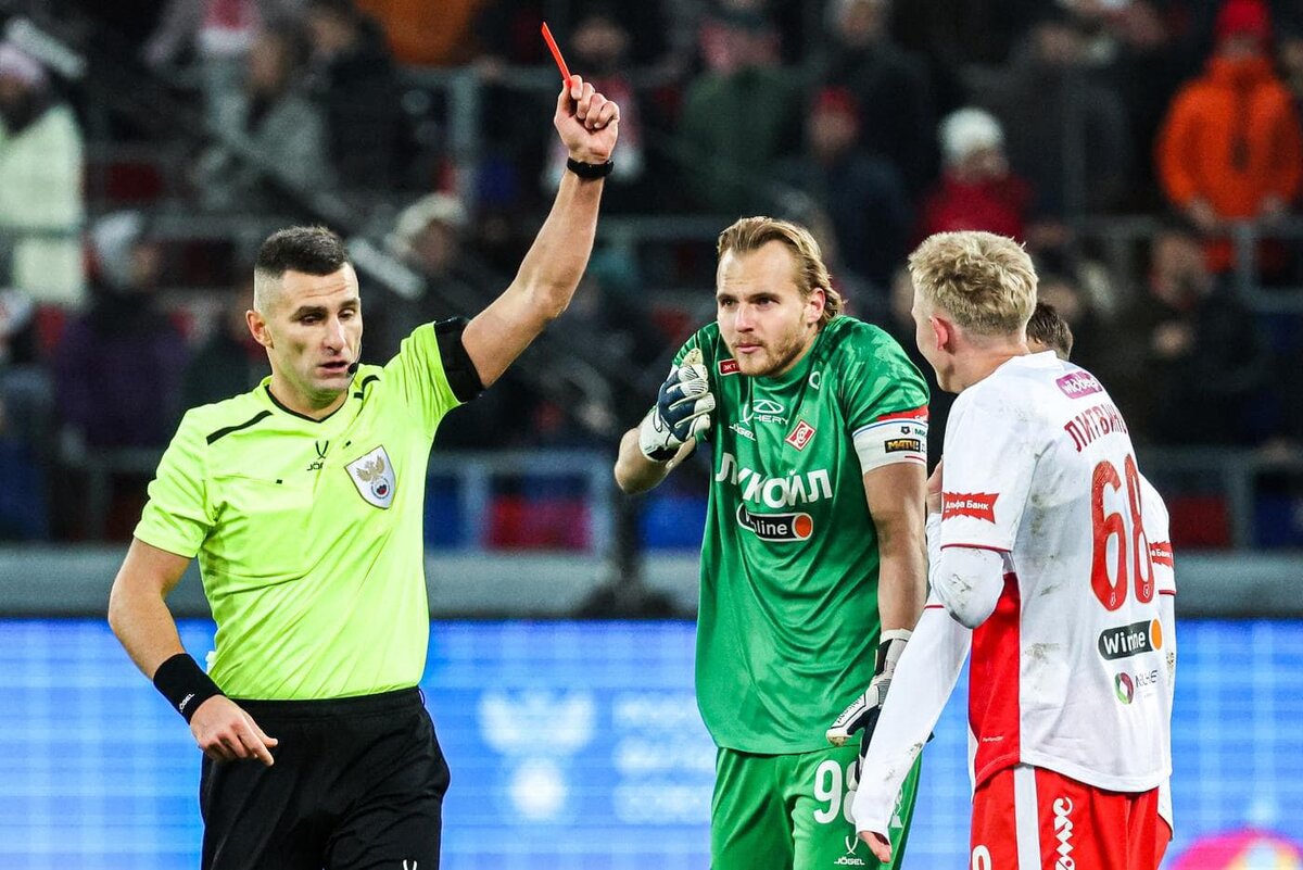    Арбитр матча ЦСКА – "Спартак" Алексей Сухой (слева) сначала ограничился предупреждением Руслану Литвинову, но затем удалил его. ТАСС