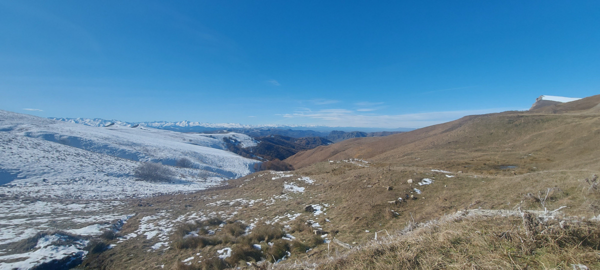 Вид на Кавказские горы с кругозора перевала Гумбаши.