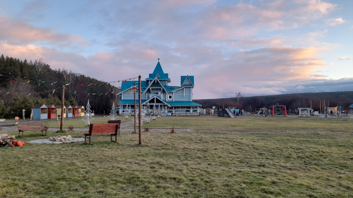 Дворец Урал Мороза и большая поляна