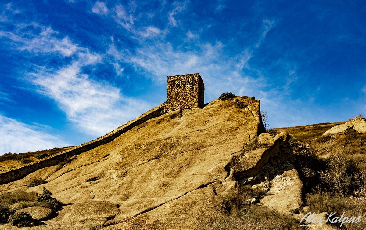 Скала со сторожевой башней у Давит Гареджи. 