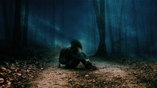 
­Большие окна квартиры распахнувшись, впустили волну теплого городского воздуха, небрежно раздвинув шторы по сторонам. Проспект зашумел, но его все равно перебивал гул мощного фена.
– Ю-ю-ю-ю-ль! – недовольно прокричал Дмитрий, внимательно слушающий новости. – Дай хоть прогноз погоды послушать.
Дверь в ванную захлопнулась на минуту, но вскоре перед парнем замаячило чудо в ночнушке на голое тело. Юля металась по квартире, преображаясь из заспанного лемура в царевну-лебедь. Да, именно этот зоопарк напоминала квартира по утрам. Она спала до упора, пока будильник издавал звуки. После чего начинался ритуал подготовки к выходу из дома.
В этом смысле она была перфекционисткой. Укладку, макияж она хоть и делала сама, но делала это дотошно - долго и детально точно. Наверное, этот процесс заменял ей медитацию. В это время она познавала свой Дзен и погружалась в свой глубокий внутренний мир.
Это глубокое погружение выводило из себя Дмитрия. Он бурлил. Ему приходилось вставать раньше, иначе рисковал терпеть в очереди. Он неспешно готовил завтрак, умывался и ждал. Его рабочий день начинался позже, но он привык вставать первым.
Он любовался женой каждую секунду. Когда она оказывалась в досягаемости руки, он пытался щипать ее за мягкое место. А она тихо взвизгивала, так, для порядка. А уж когда она представала перед ним во всей красе, он глубоко вздыхал и замирал, каждый раз. Каждый день она была красива, особенно для него, даже когда не собиралась на работу. Он не сводил с нее глаз. Вот уже несколько лет, они семья, а он все равно без ума от нее. Он каждый раз открывает ей двери, пропускает вперед. Он готов переносить ее через лужи и отбиваться ради нее от бандитов, но столичные улицы чисты и безопасны, как назло, нет места для подвига.
Она его любит всей душой. Она готова ради него всегда быть красивой, чтобы он гордился ей. Она отточила модельную походку, и приучила себя держать спину. На людях Юлия вела себя грациозно, за это Дмитрий прощал ей все.
Они любили друг друга баловать.
Дмитрий позволял Юлии гулять с подругами по магазинам и ресторанам. Он абсолютно ее не ревновал, и был уверен в ней всегда. Даже когда она оказывалась с подругами навеселе в ночном клубе. Она отправляла ему сообщения по телефону, а слегка приняв порцию алкоголя, частота сообщений увеличивалась многократно, даже если он не просил. Он научил ее скидывать геоточки по телефону, чтобы оперативно забирать из самых неожиданных мест ночного мегаполиса.
Она этим не злоупотребляла, и отвечала ему взаимностью.
С момента, когда она подарила ему ружье, которое досталось ей в наследство от отца, Дмитрий полюбил охоту. Он стал ей бредить. Причем, каждый раз стремился уезжать в незнакомые места. Это усугубилось и тем, что друзья Дмитрия тоже болели охотой. У одного из них нашелся знакомый ресторатор, который покупал свежую дичь. С этого момента охота стала еще и не особо затратным увлечением. Денег на патроны, бензин и обмундирование хватало вполне. Единственное большое вложение – подержанный пикап-внедорожник, в котором пол багажника был устлан листом нержавеющего металла. Большую часть времени, этот экземпляр всепогодного тюнинга проводил на стоянке, но, когда приходило его время, он превращался и в дом на колесах и боевую машину одновременно. Люки, прожекторы, лежаки и грузовая площадка позволяли вести слежку и огонь, не покидая автомобиля.
В их команде было несколько таких машин. Встреча заядлых охотников в условленном месте больше напоминал слет рейнджеров, которые чаще не разменивались на мелкую пернатую дичь, а брали исключительно копытных, а порой волков и медведей.
Юлия отпускала Дмитрия на охоту, которая часто затягивалась на несколько дней. Она его также не ревновала. Она была уверена, что в диком лесу нет конкуренток, ей достойных. Хотя, понятия не имела что такое дремучий лес. Самое глухое место, где она могла заблудиться, это был парк Лосиный остров. Она слышала, что там даже есть болото. Конечно же, она считала – если он так называется, значит там много лосей.
– Куда вы на этот раз, надеюсь не в Воронеж? – спросила она Диму, на всякий случай, пока тот укладывал вещмешок.
– Нет, ближе. В Воронеже мы были, там не так много живности, как в Тверской области. Мы статистику посмотрели. Представляешь, в одном только районе лосей, больше тысячи особей! – Поднял он указательный палец, но гораздо тише добавил, – правда, и медведей тоже больше сотни.
Юлия на минуту задумалась, подняв взгляд к потолку.
– Интересно понаблюдать, как и кто их считает. Перепись устраивали? – улыбнулась во весь рот она, и заключила свою мысль. – Они же бегают, или это - мигрируют. Как тогда? А вдруг одного несколько раз подсчитали? Или им клички дают, а они отзываются?
– Нет, этим занимаются егеря на своих угодьях, – смеясь, ответил Дмитрий. – И да, бывают погрешности, ты права. Но опытный лесник узнает своих зверюшек по следам и меткам.
– Каким меткам? Их краской метят что ли, или номерки вешают?
Дмитрий рассмеялся еще сильней.