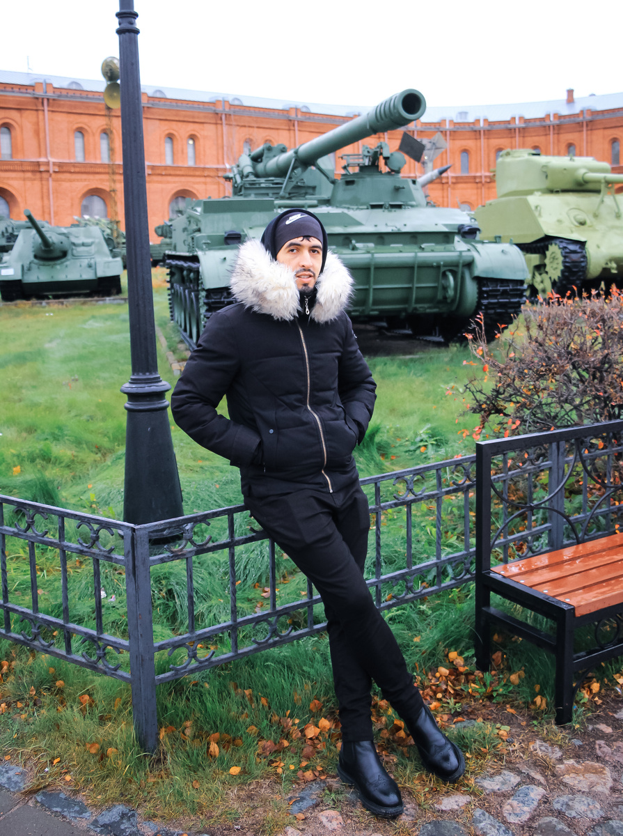 Все танки разглядывал, просил, чтобы я таблички читала и объясняла