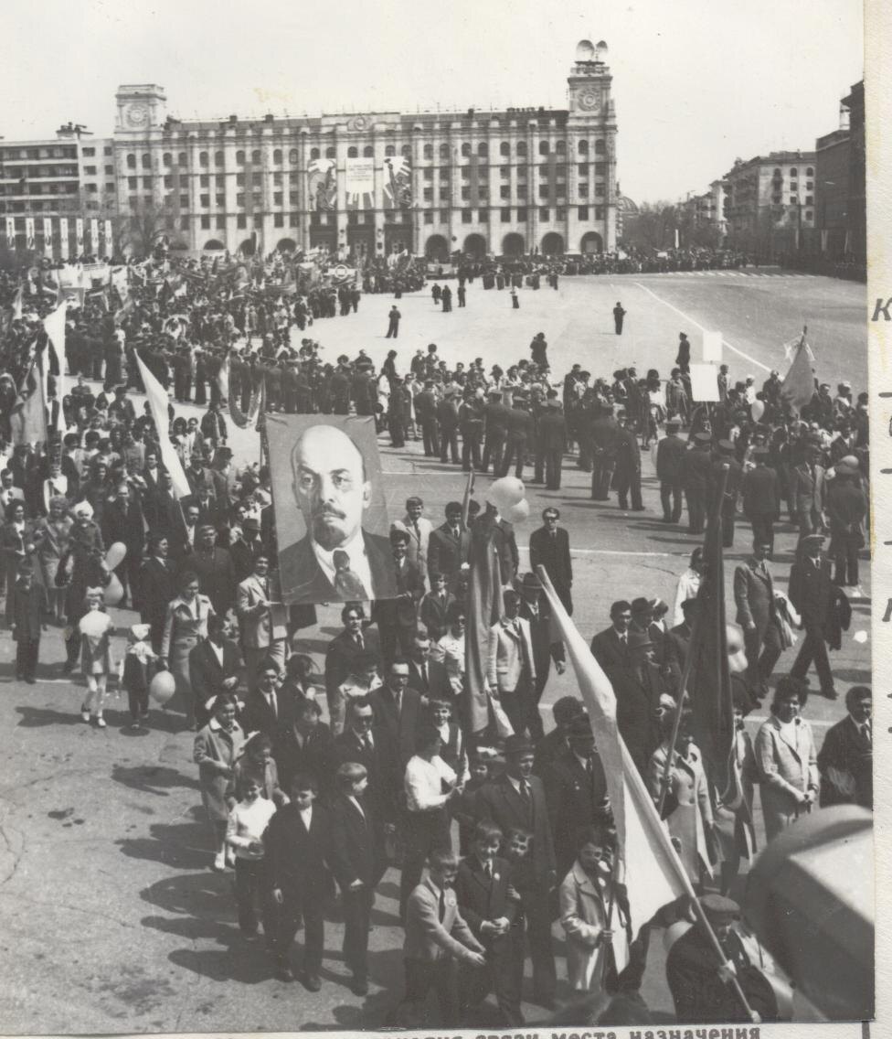 Первомайская демонстрация на площади Павших борцов в Волгограде, 1980 год. Фото из собрания ВОКМ, оригинал https://goskatalog.ru/portal/#/collections?id=18804489 