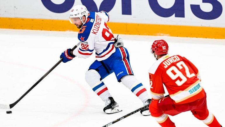    Игрок СКА Евгений Кузнецов (слева) в матче против «Куньлуня». 4 ноября 2024 года.ХК СКА